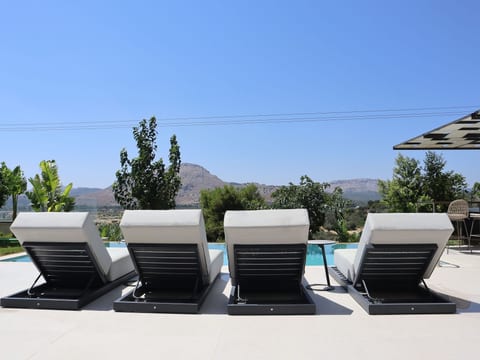 Trapezia Luxury Living -Garnet