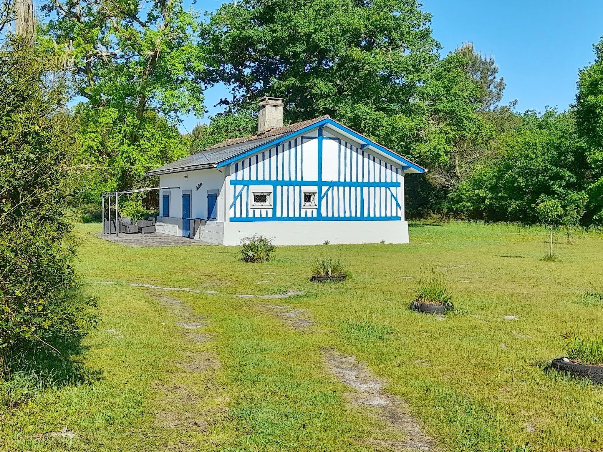 Großes Ferienhaus in Mézos mit Großer Terrasse
