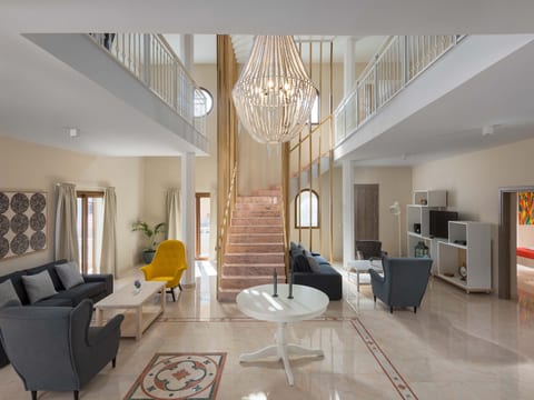 Geräumige Villa Evelyn für 10 Personen mit Pool