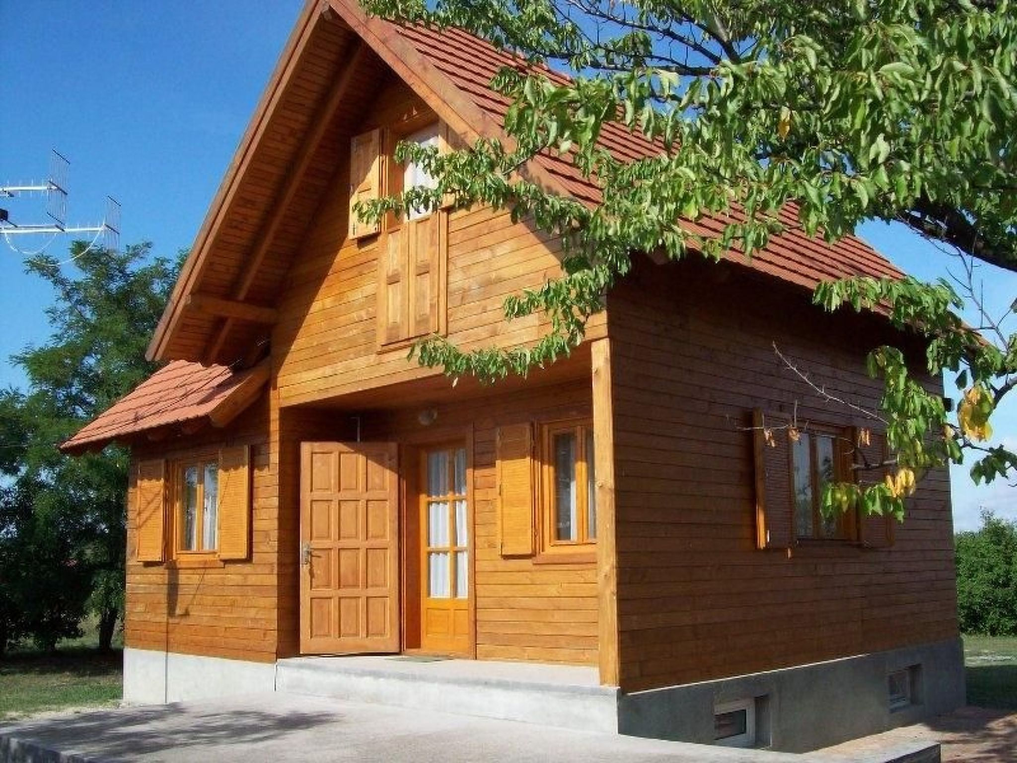 mit Garten, Terrasse und Gartenpavillon