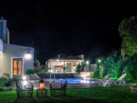 Familienvilla mit Panoramapool und Panoramablick