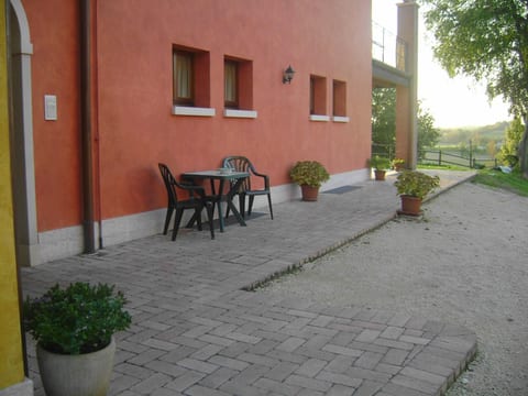 Die Wohnung befindet sich im Erdgeschoss