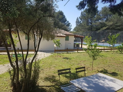 Studiowohnung mit Terrasse - Pool, Tennis, Bouleplatz