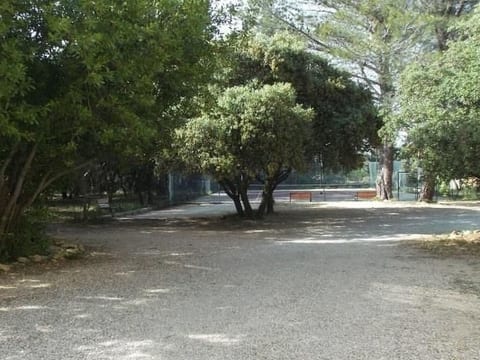 Studiowohnung mit Terrasse - Pool, Tennis, Bouleplatz