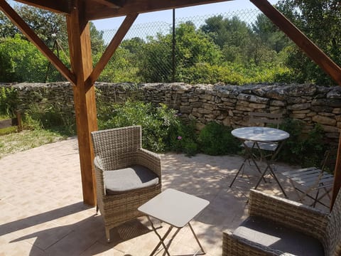 Studiowohnung mit Terrasse - Pool, Tennis, Bouleplatz