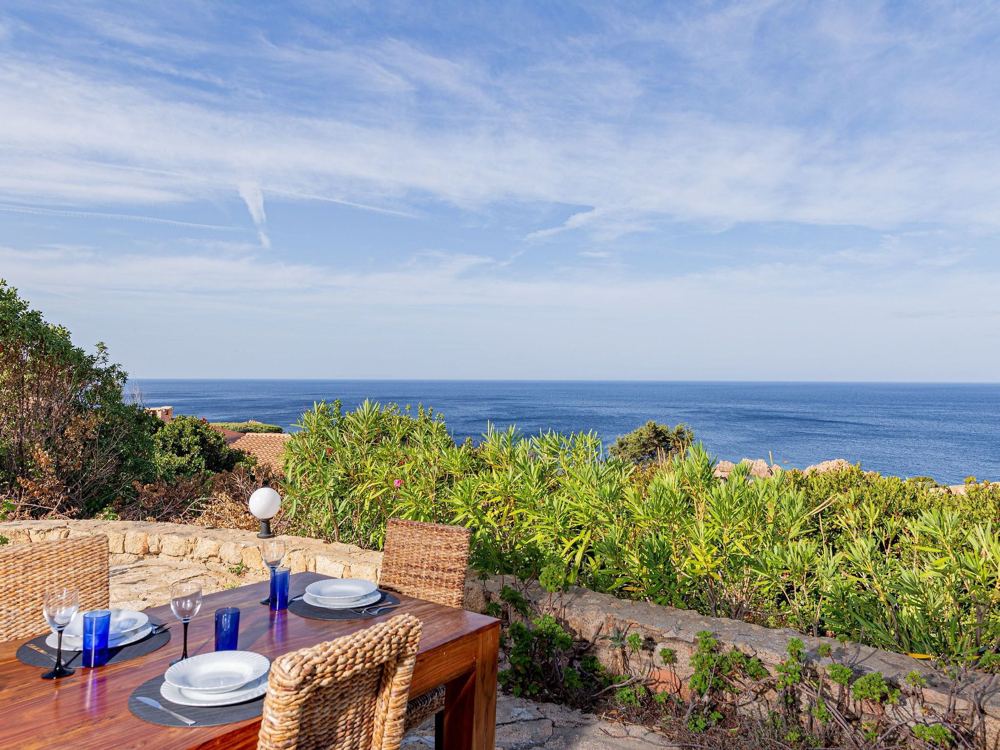 Türkisfarbene Villa mit Terrasse und Meerblick