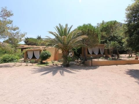 in Costa Paradiso mit Terrasse und Grill