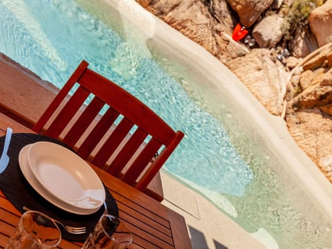 Suite mit natürlichem Hydromassage-Pool und Meerblick.