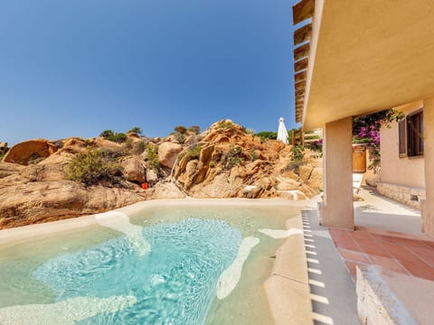Suite mit natürlichem Hydromassage-Pool und Meerblick.