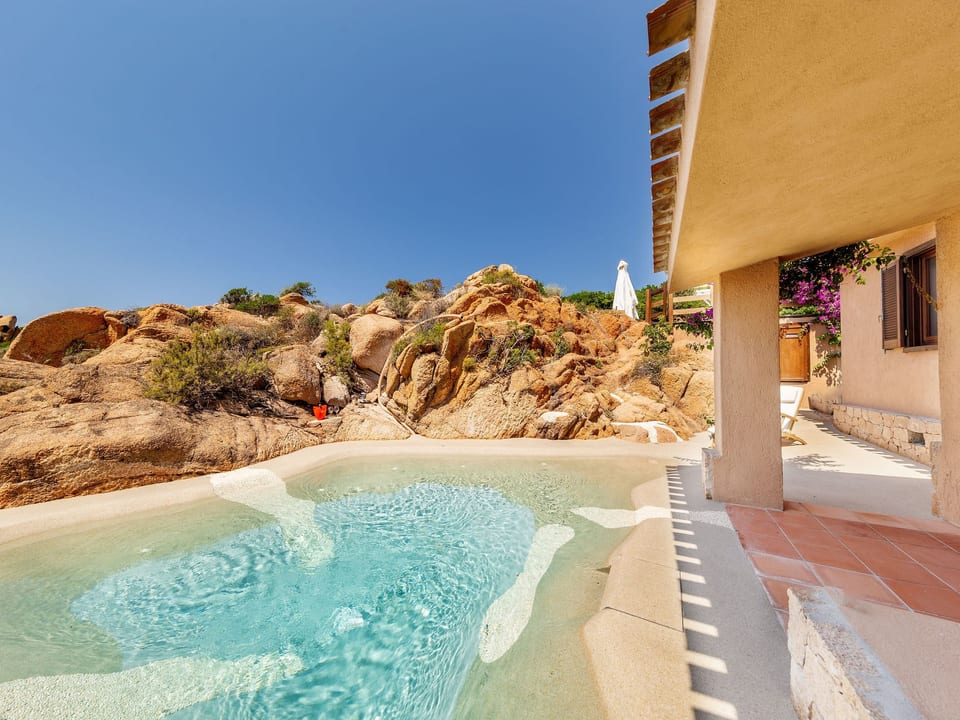 Suite con piscina de hidromasaje natural y vista al mar. - Costa Paradiso
