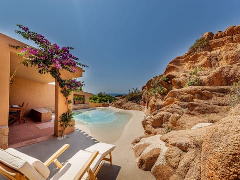Suite mit natürlichem Hydromassage-Pool und Meerblick.