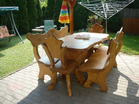 mit möblierter Terrasse
