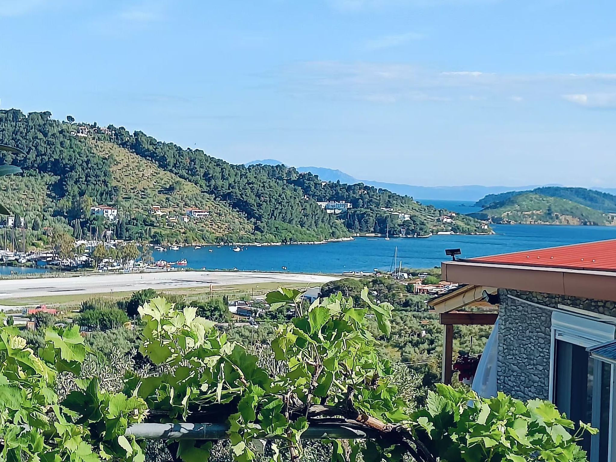 Berge und die ikonische Landebahn des Flughafens Skiathos