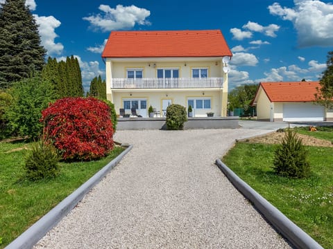 auf großem Gartengrundstück