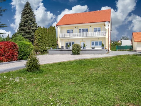 auf großem Gartengrundstück