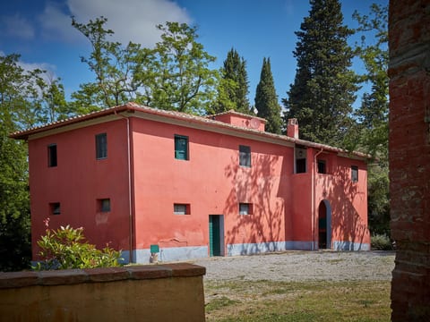 Rustikale Villa mit Swimmingpool in den toskanischen Hügeln