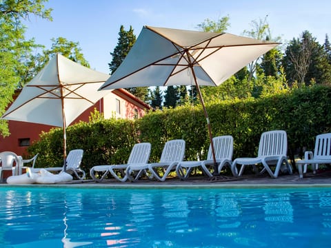Rustikale Villa mit Swimmingpool in den toskanischen Hügeln