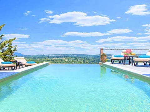 Villa Vardis mit beheiztem Pool