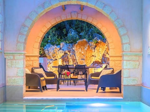 Villa Vardis mit beheiztem Pool