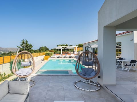 Villa White Harmony 6km vom Strand entfernt mit