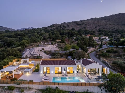 Villa White Harmony 6km vom Strand entfernt mit