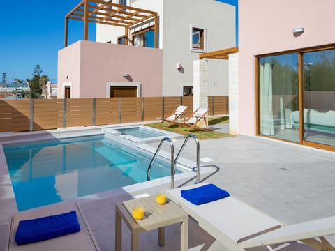 Haus in Agia Marina mit Außenpool