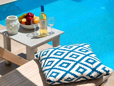 in Paralia Kourna mit Grill, Terrasse und Garten