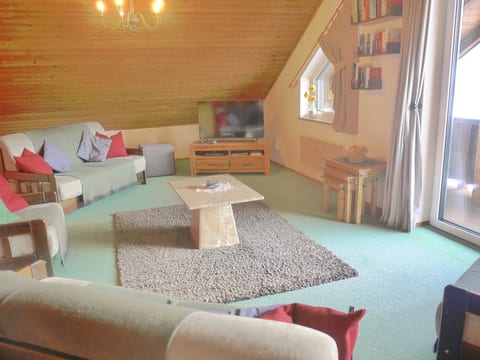 Wohl eingerichtete Wohnung mit eigenem Balkon
