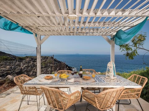 Luxuriöse Villa in Strandnähe mit Blick auf den privaten Pool