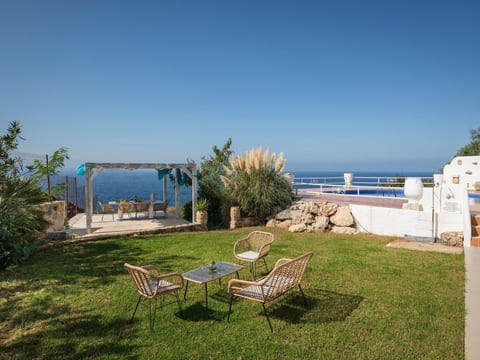 Luxuriöse Villa in Strandnähe mit Blick auf den privaten Pool