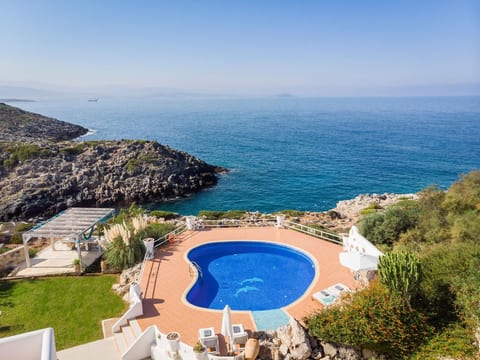 Luxuriöse Villa in Strandnähe mit Blick auf den privaten Pool