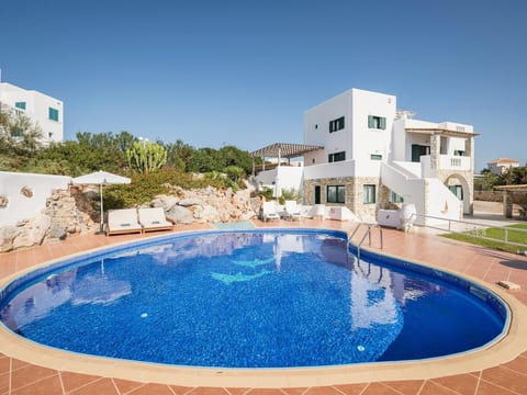 Luxuriöse Villa in Strandnähe mit Blick auf den privaten Pool
