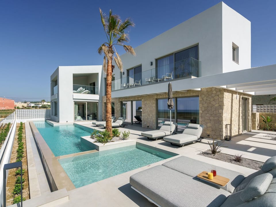 Villa au bord de la mer, piscine chauffée, aire de jeux, jacuzzi - Adele