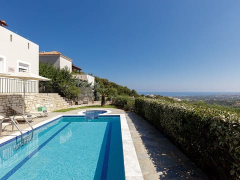 Familienvilla mit Pool, Garten, Spielplatz und BBQ