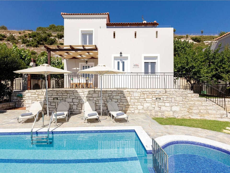 Familienvilla mit Pool, Garten, Spielplatz und BBQ - Adele