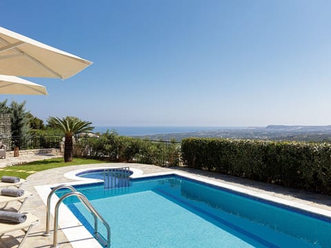 Familienvilla mit Pool, Garten, Spielplatz und BBQ