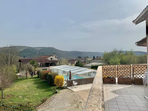 Aube-sur-la-Vallée, weitläufig mit Blick auf das Tal