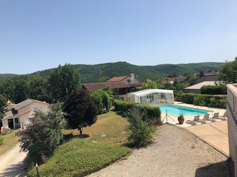 Aube-sur-la-Vallée, weitläufig mit Blick auf das Tal