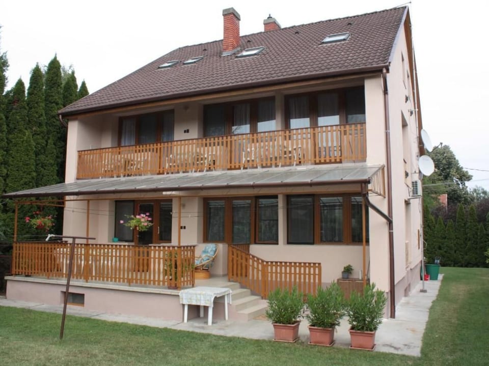 Schön eingerichtetes Appartement für 10 Personen - Balatonlelle
