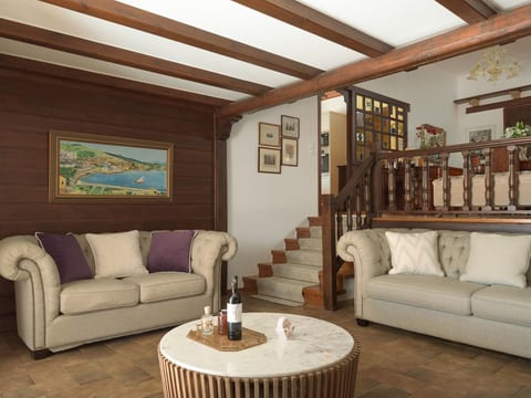 Neu renovierte Familienvilla mit privatem Pool B