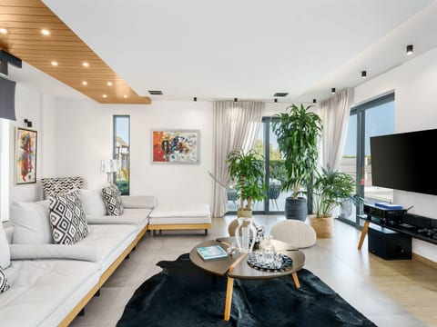 Lux-Villa mit Innen- und Außenpool, BBQ und Fitn