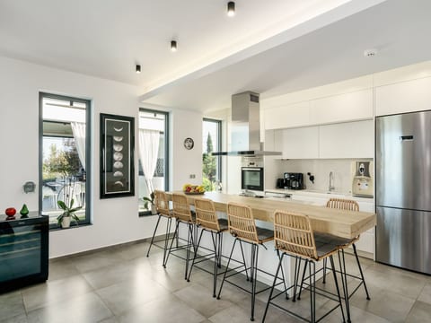 Lux-Villa mit Innen- und Außenpool, BBQ und Fitn