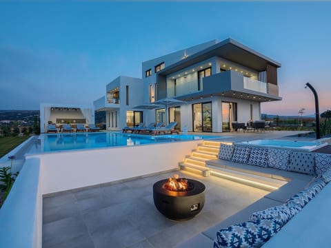 Lux-Villa mit Innen- und Außenpool, BBQ und Fitn