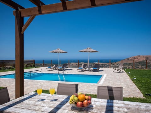 Villa mit Panoramablick Pool und Grillplatz in S