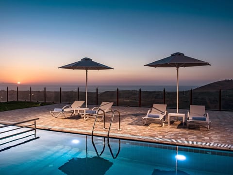 Villa mit Panoramablick Pool und Grillplatz in S