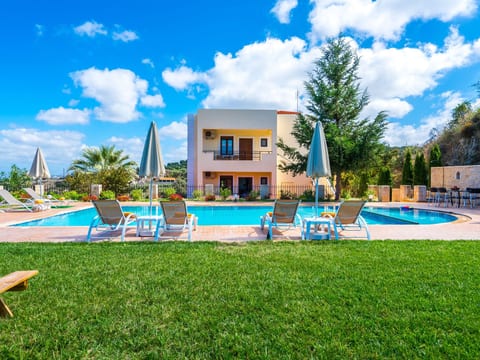 Familienvilla mit privatem Pool, Spielplatz und