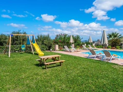 Familienvilla mit privatem Pool, Spielplatz und