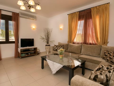 Familienvilla mit privatem Pool, Spielplatz und