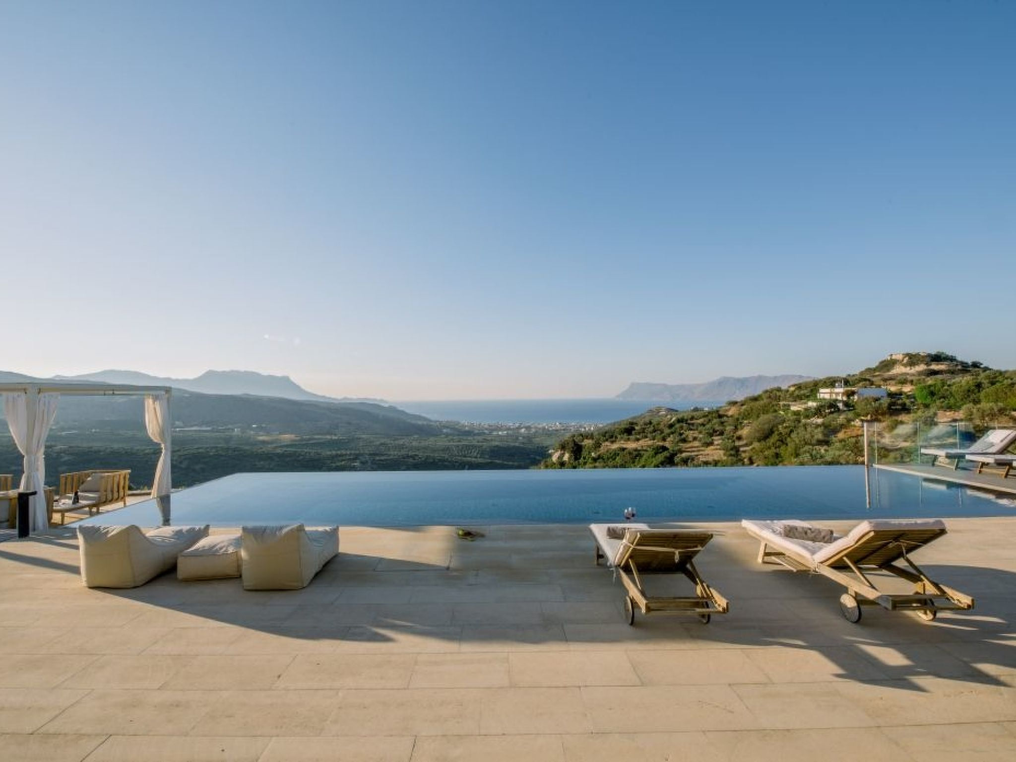 Neue einzigartige Villa mit atemberaubender Aussicht in Strandnähe