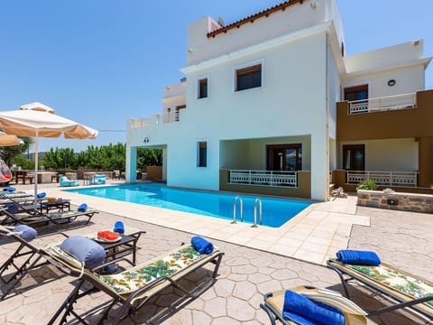 Familienvilla mit privatem Pool, Tischtennisplat